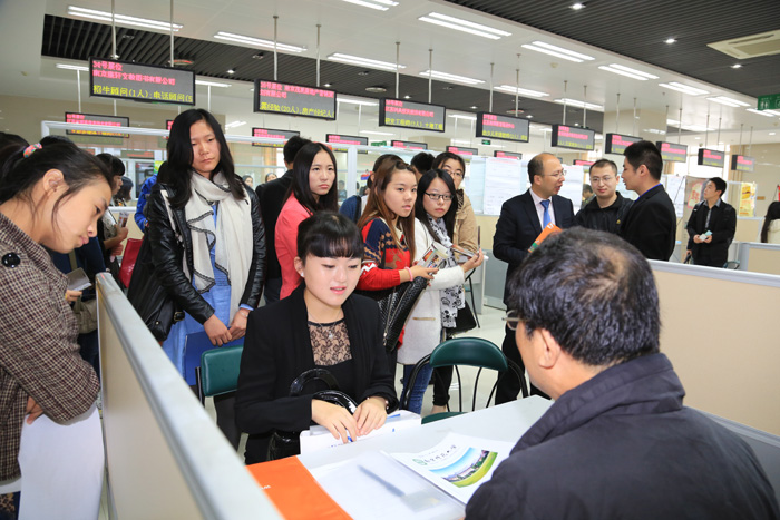 招聘會現(xiàn)場，自考生樂觀自信地與用人單位交流