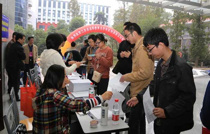 2013年江蘇省自考畢業(yè)生專(zhuān)場(chǎng)招聘會(huì)成功舉辦