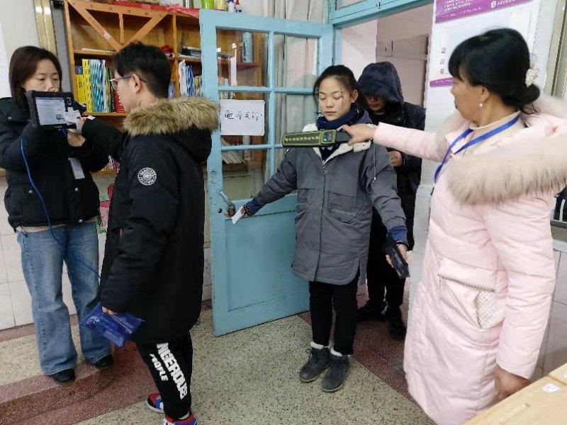 考生入考場前接受檢查.jpg